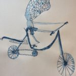 Zeichnung: Eine Morchel fährt in Badehose auf dem Fahrrad. Auf dem Rücksitz liegt ein Schnorchel